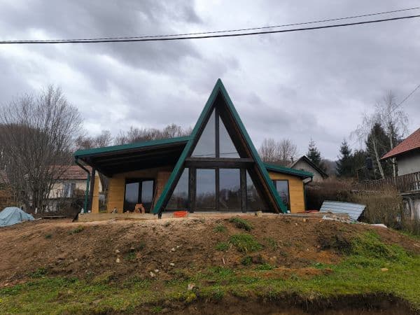 A-frame konstrukcija tijekom gradnje