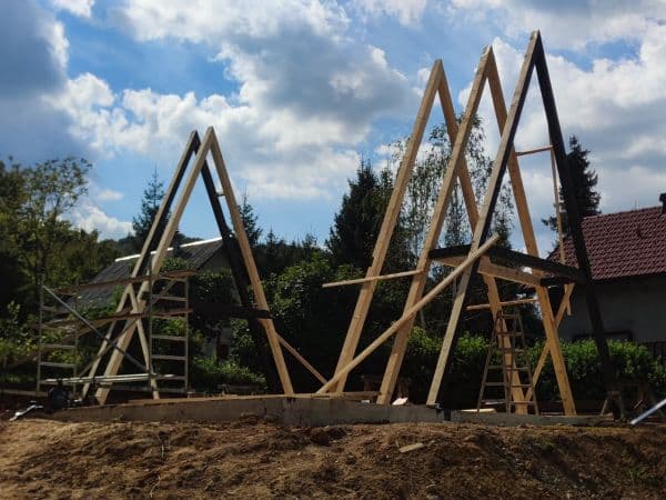 Završena A-frame kuća u prirodnom okruženju