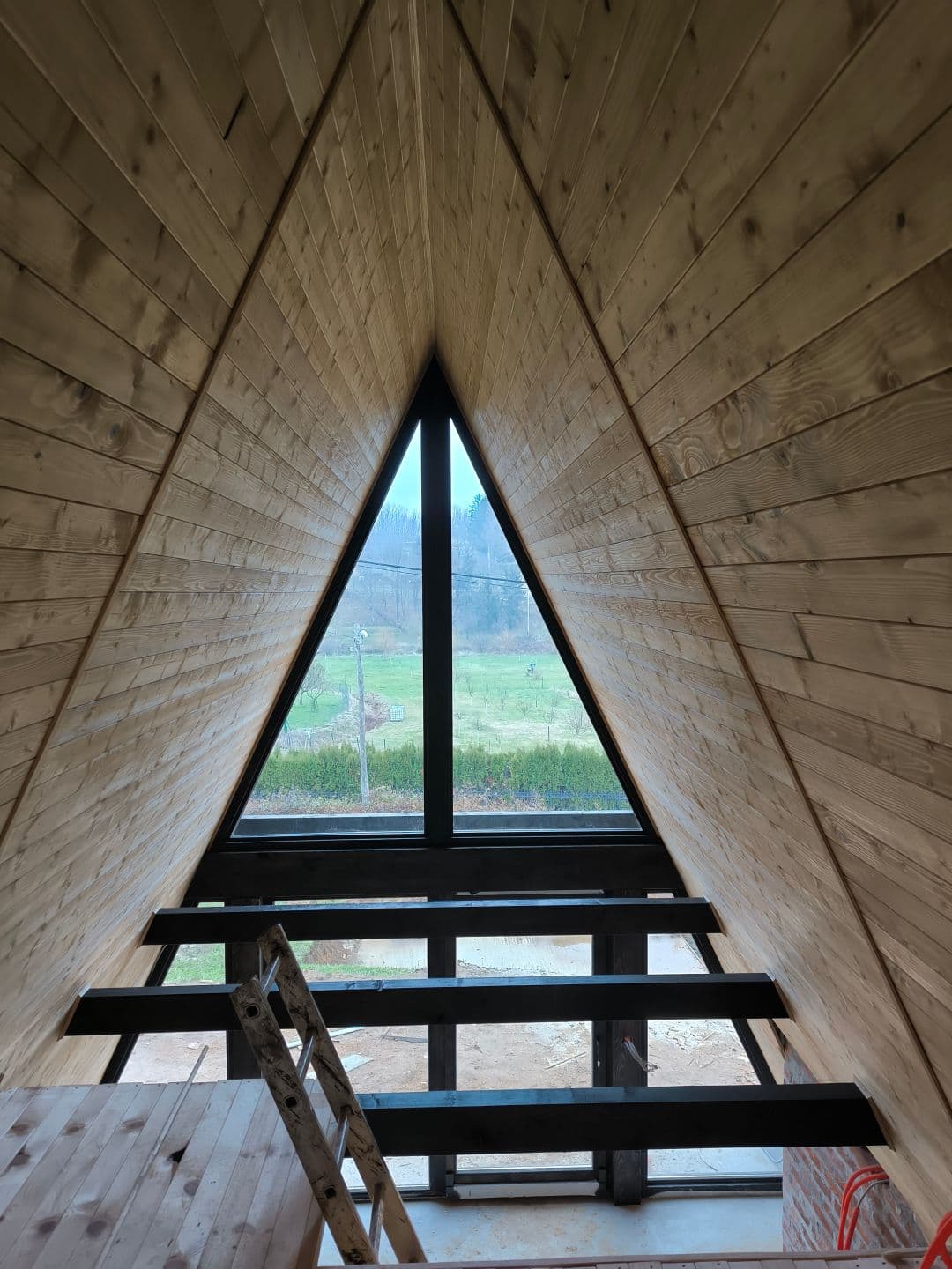 Unutrašnjost A-frame kuće s galerijom