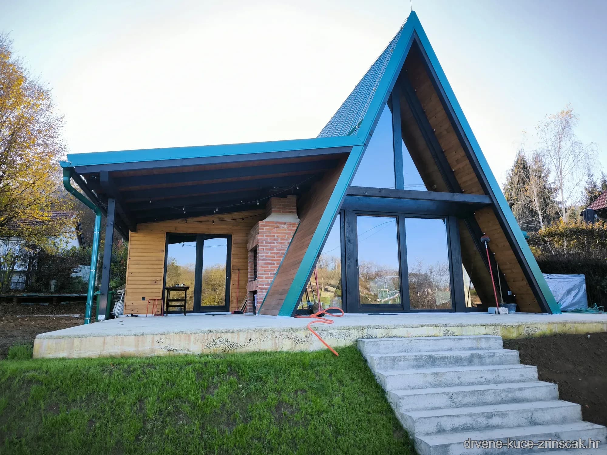 Završena A-frame drvena kuća