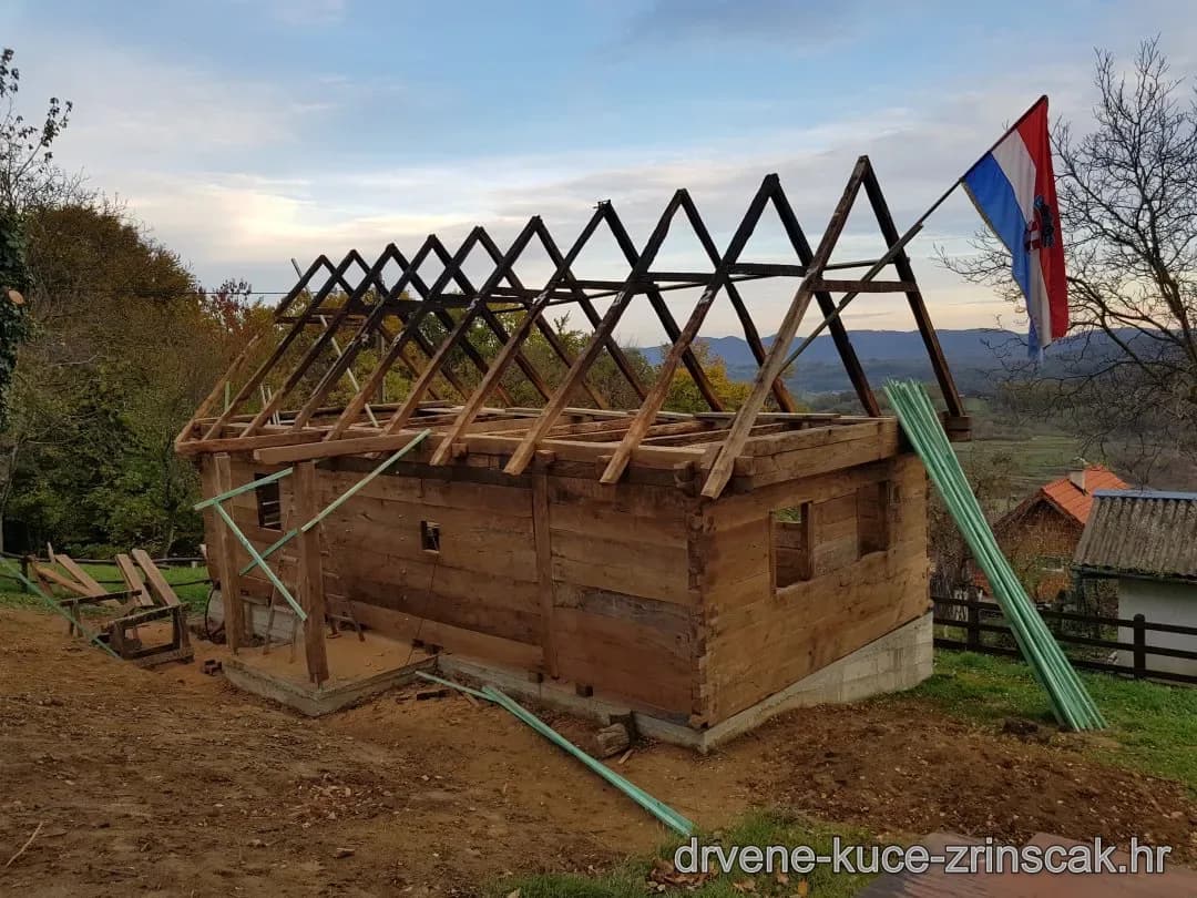 Postava rogova i izrada nadstrešnice ispred ulaza