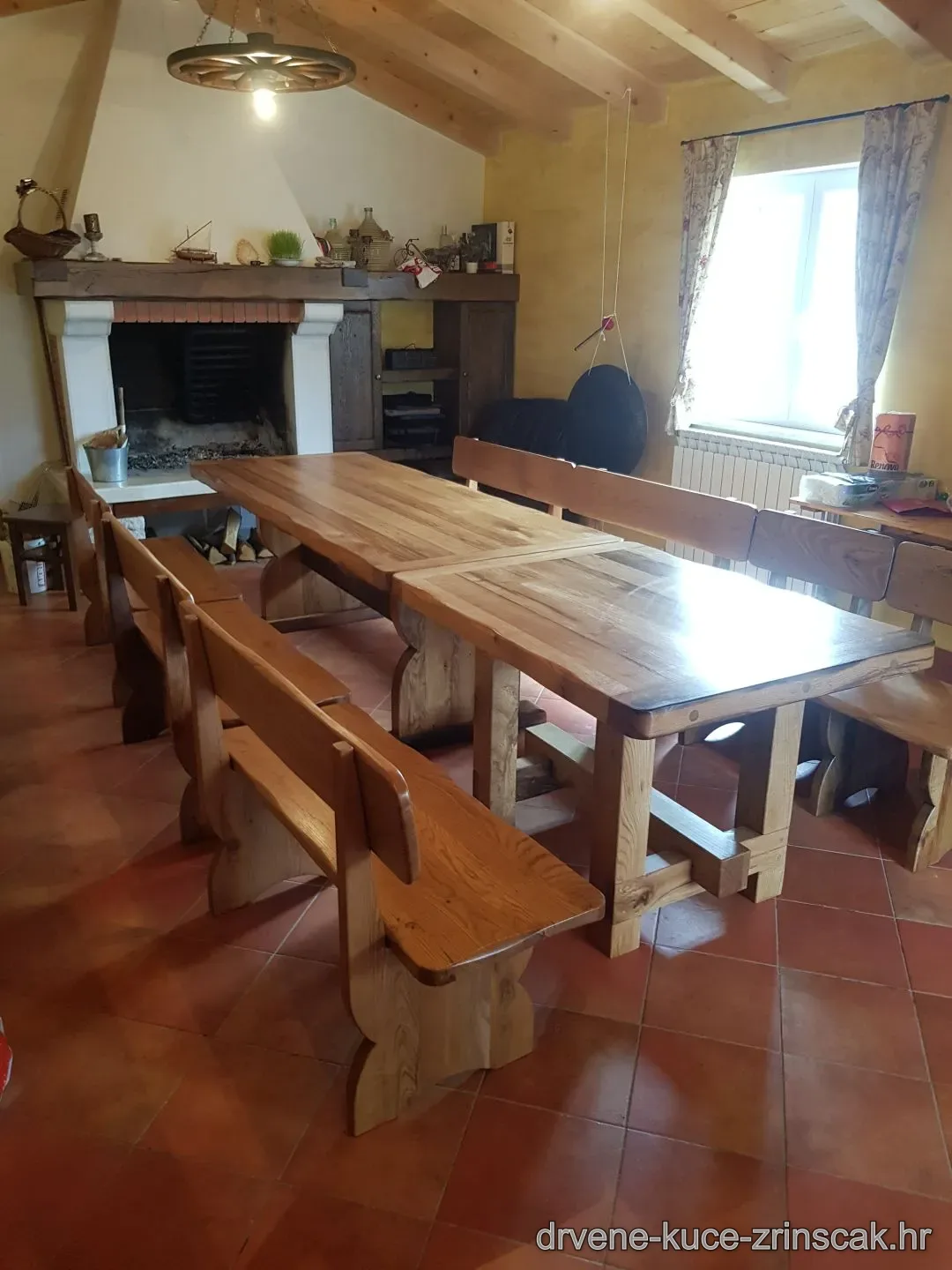 Interijer drvene kuće – blagovaonica s kaminom