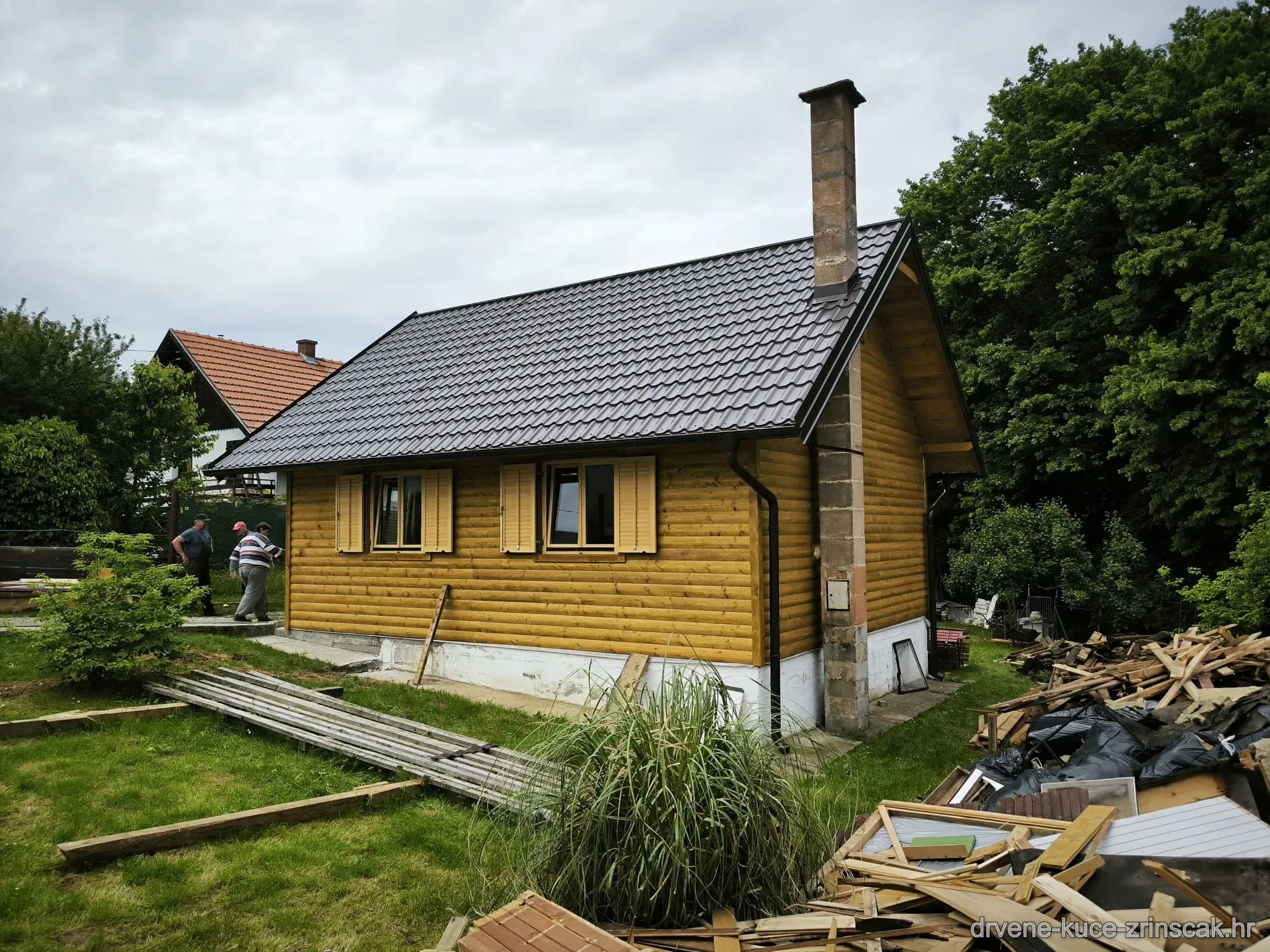 Drvena kuća – pogled na objekt i okoliš