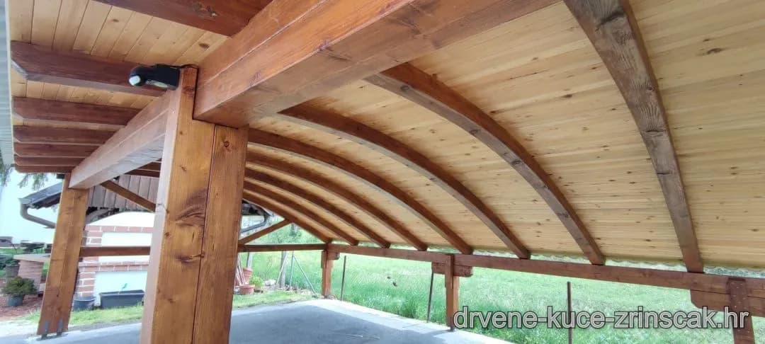 Drvena nadstrešnica – detalj zakrivljenog krova iznutra