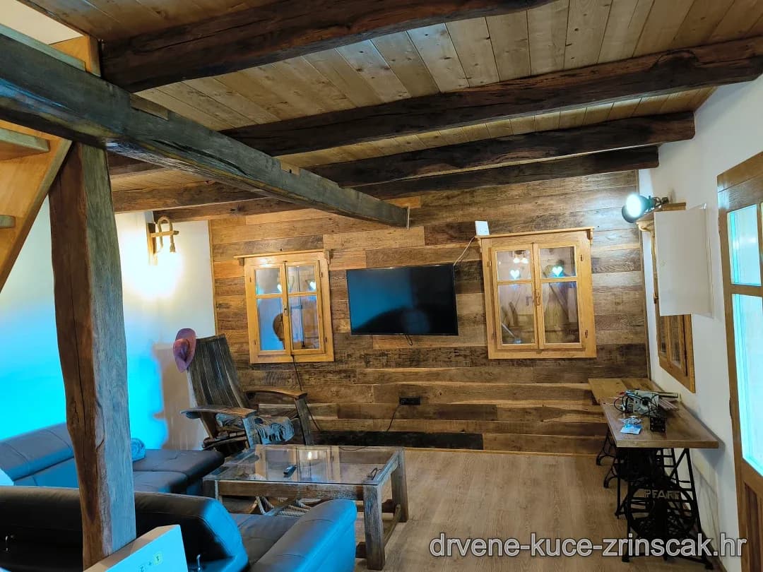 Drvena kuća u prirodnom okruženju