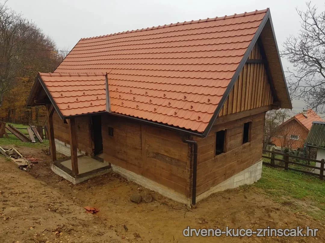 Izrada krovnih kućica i zabata s tradicijskim ukrasima